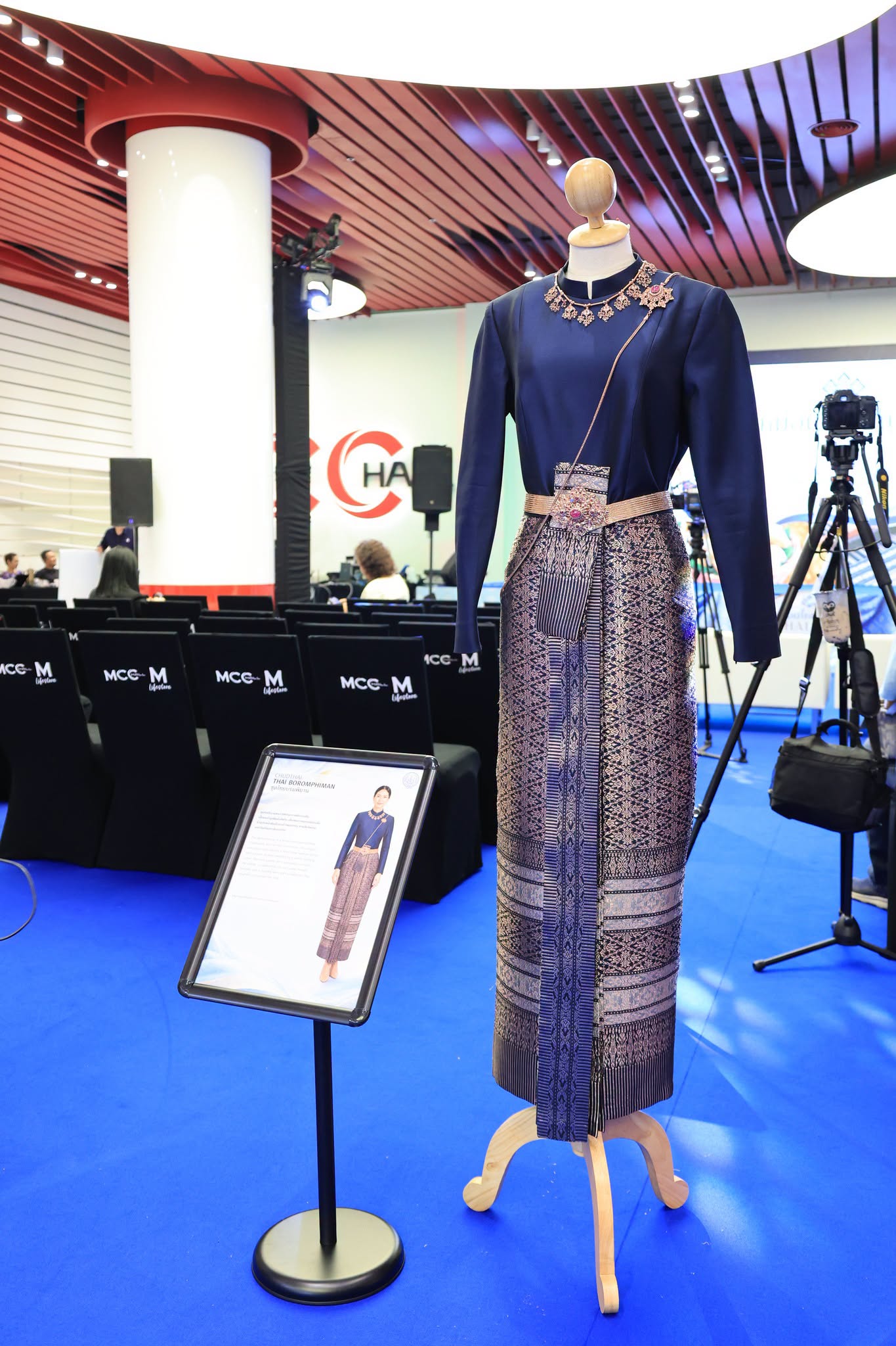 title - ส.ป.ก. ร่วมเป็นเกียรติในพิธีเปิดงานโครงการประชาสัมพันธ์และส่งเสริมการจำหน่ายผ้าไหมและผลิตภัณฑ์หม่อนไหมสัญจร ณ กรุงเทพมหานครและจังหวัดนนทบุรี ครั้งที่ 2